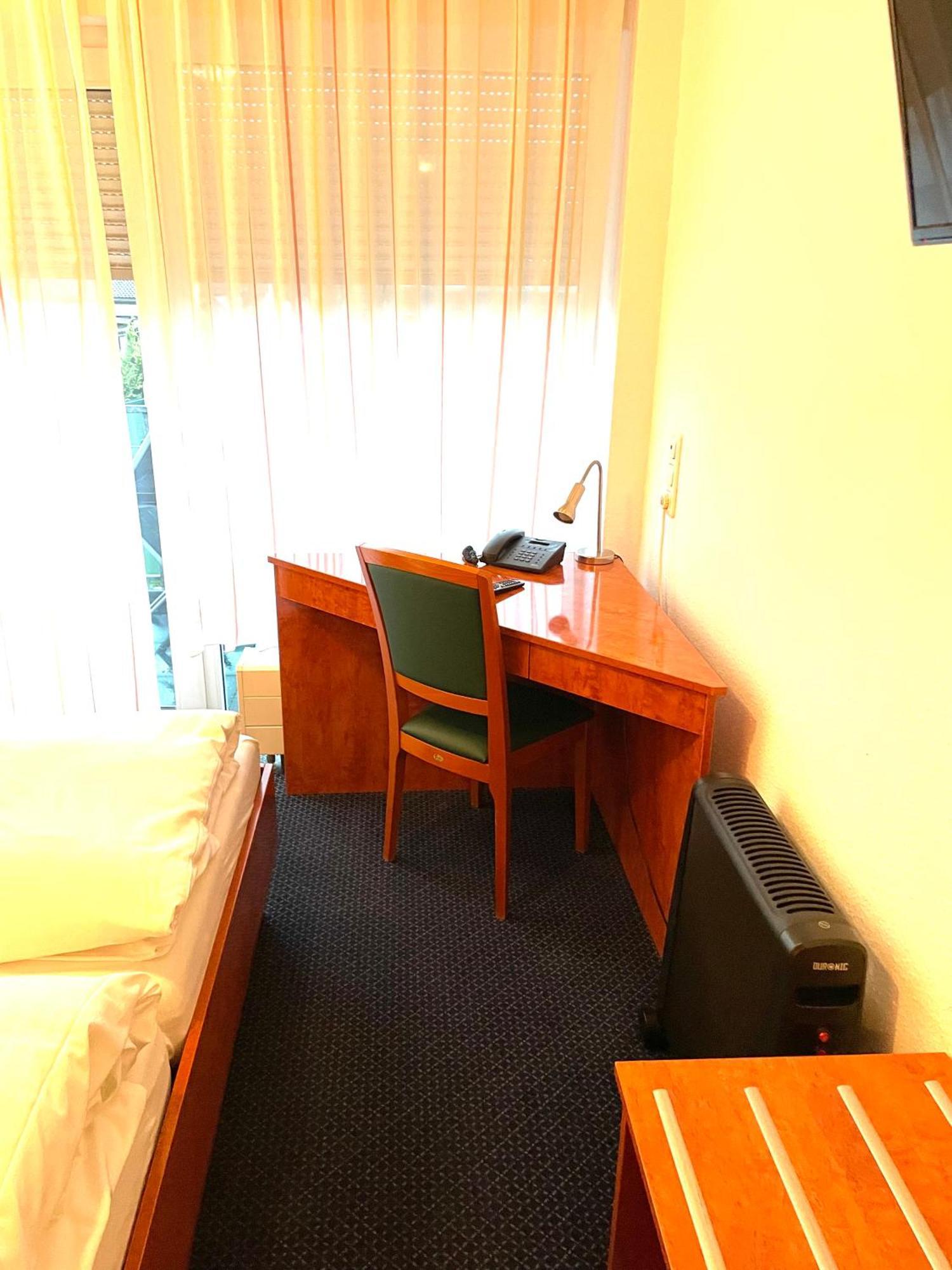 Hotel Merkenich Кьолн Екстериор снимка